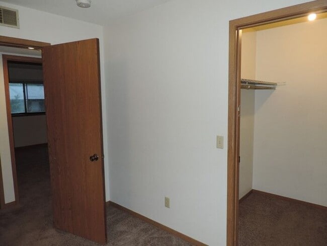 Building Photo - $1,025 | 2 Bedroom, 1 Bathroom 2nd Floor C...