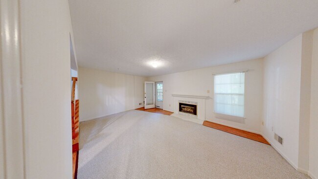 Building Photo - READY TO GO 3 LVL - 3 bed + 2 full and 2 half bath TH
