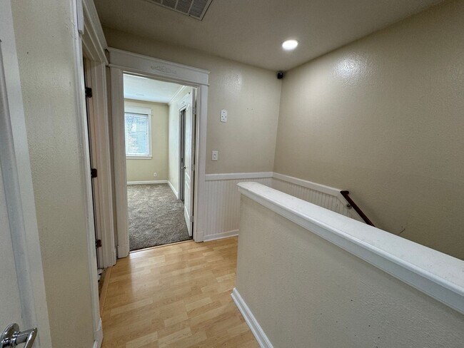 Building Photo - 2 Bedroom/1.5 Bathroom Townhouse Available in Union City!!