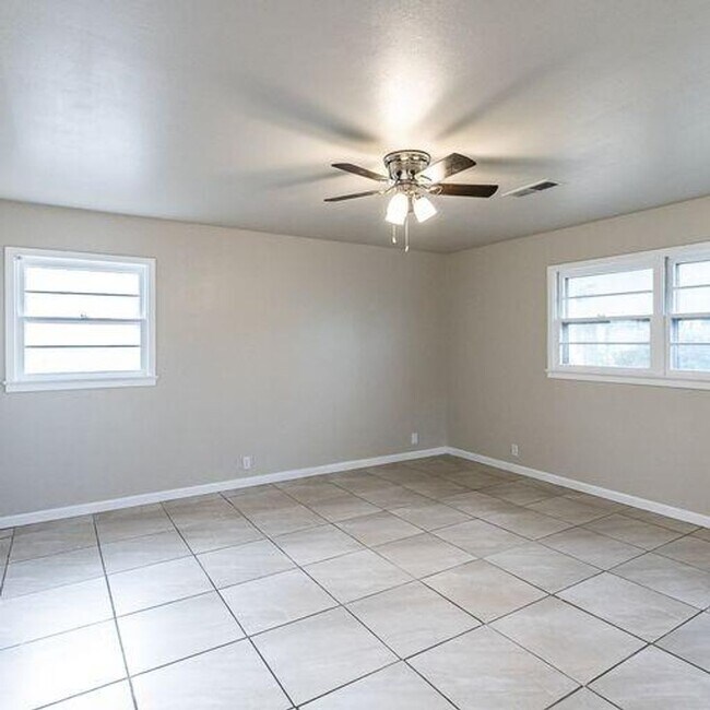 Building Photo - Room to Grow! Spacious, Remodeled 3/2/2 in Great Location!