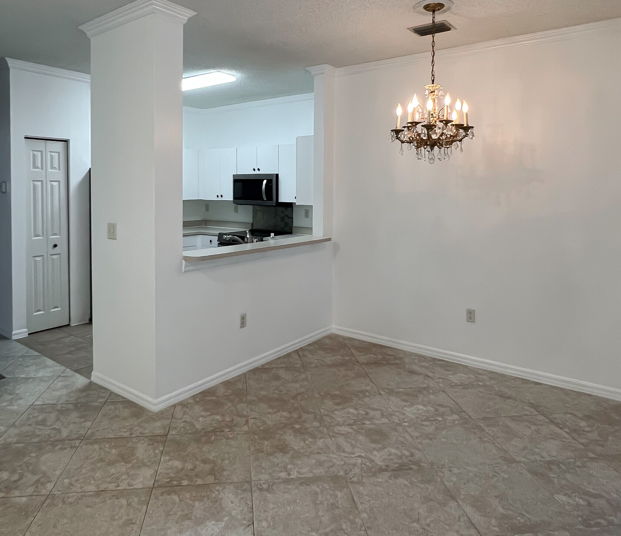 Building Photo - 2900 Crestwood Ter