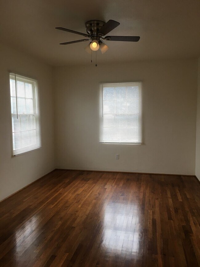 Building Photo - 4054