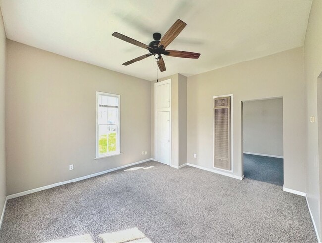 Building Photo - One Bedroom House Close to Campus!!