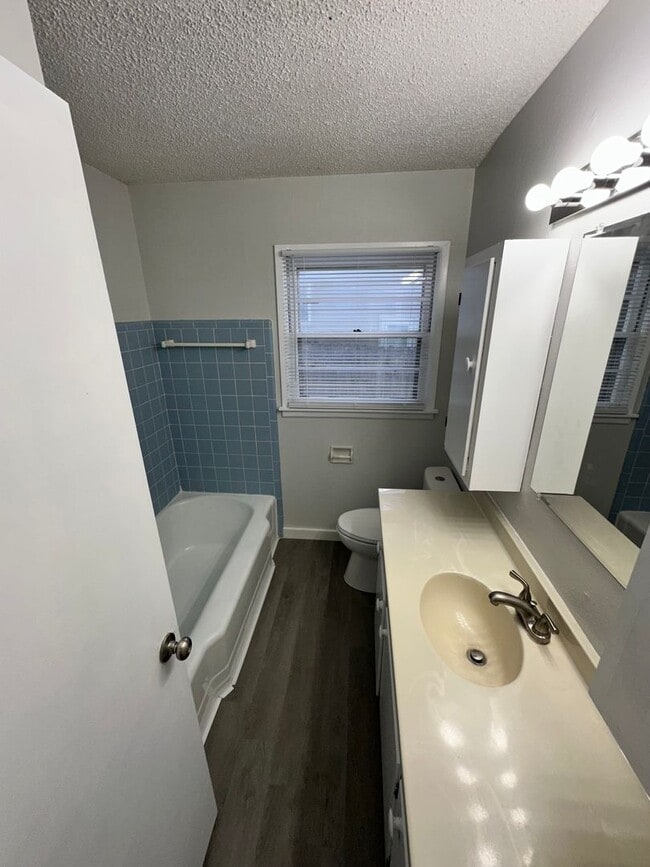 Building Photo - 3 bed 2 bath