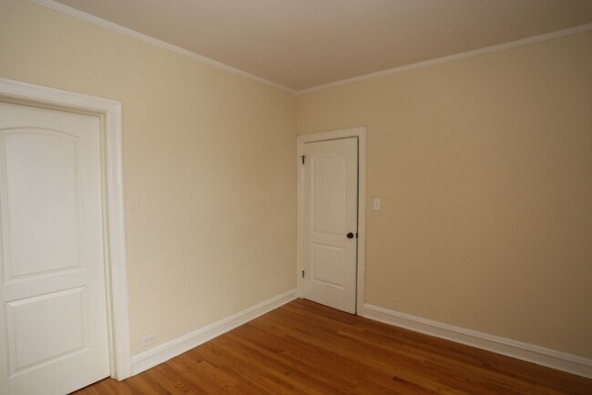 Building Photo - 4644 N Paulina St