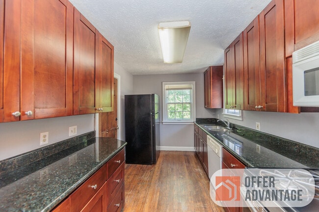 Building Photo - 3449 Glencairn Rd