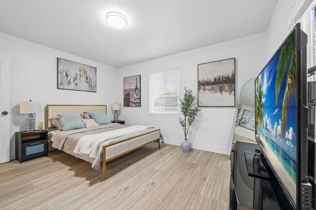 Building Photo - 606 S Sunshine Ave