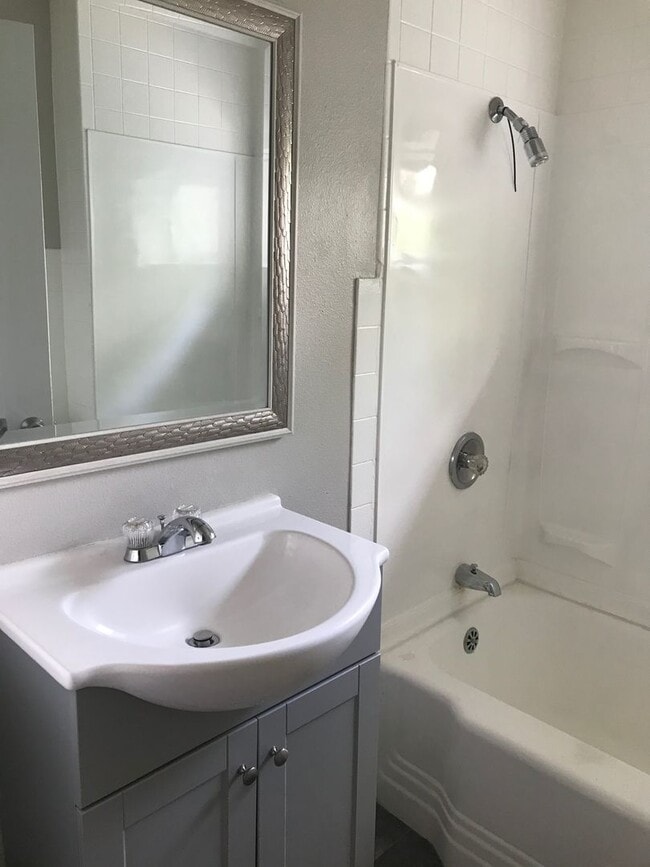 Building Photo - 2 BEDROOMS, 2 BATHROOMS, WITH 2 BONUS ROOMS AND A SECOND KITCHEN!