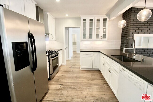 Building Photo - 5415 Coldwater Canyon Ave