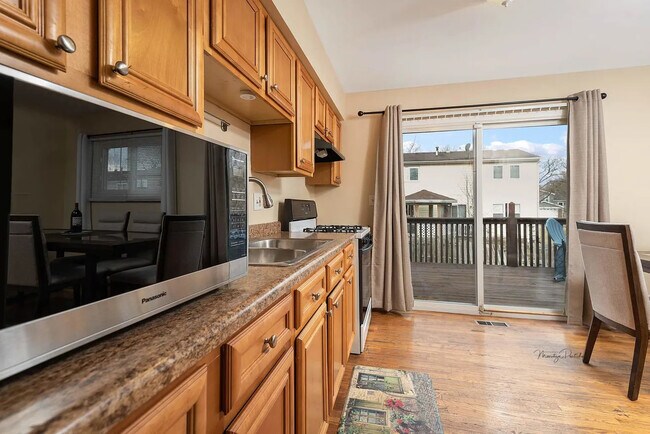 Building Photo - 572 Oswego Dr