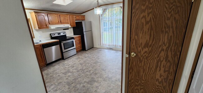 Building Photo - Nice, large, mobile home on outskirts of T...