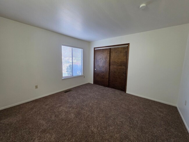 Building Photo - 3 Bedroom 2 Bathroom near shopping and restaurants!