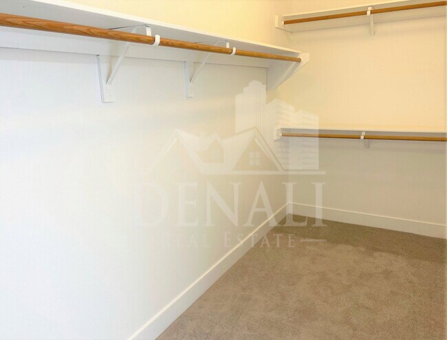 Building Photo - 618 W McNair St