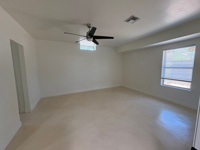 Building Photo - 3 Bedroom 2 Bath by Reid Park !