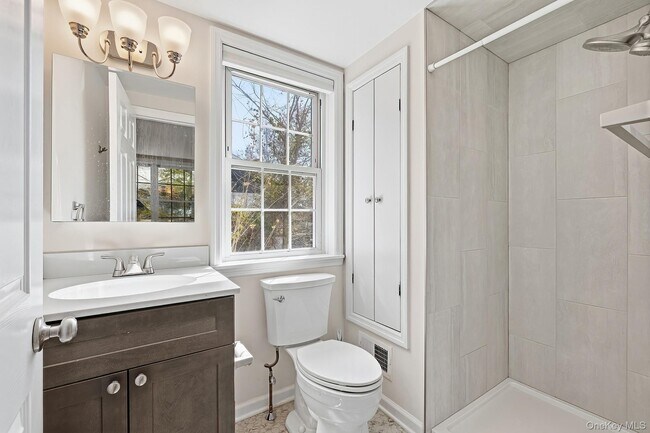 Building Photo - 1936 Longvue St