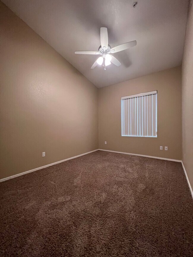 Building Photo - 4 BEDROOM WITH POOL