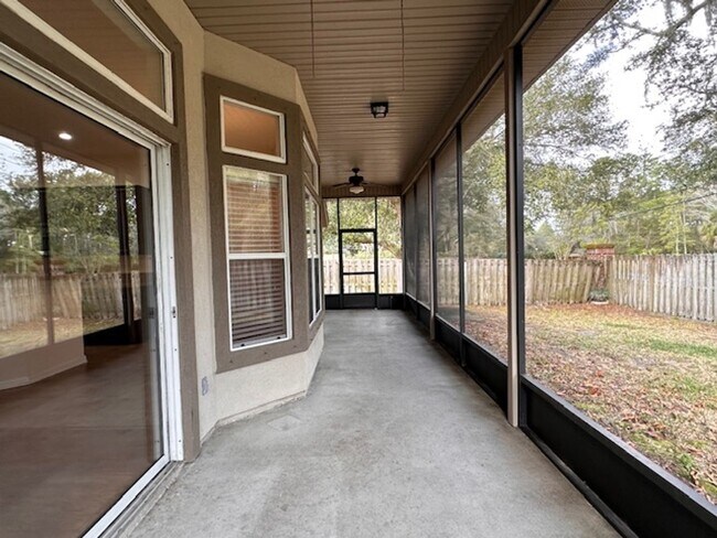 Building Photo - Large 3BD/2BA |Quiet Setting | Fenced Yard