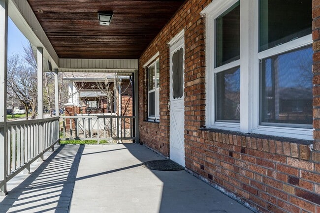 Building Photo - Spacious 2 bedroom 2 bath house