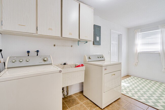 Building Photo - Welcome to your Perfect Beachside Retreat!
