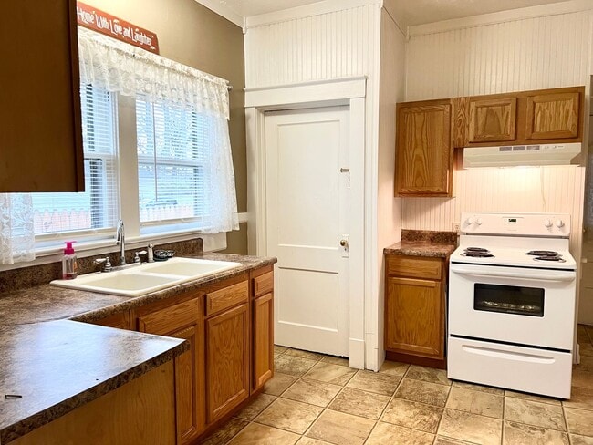 Building Photo - Charming 3-Bedroom Home with Garage & Fenced Yard!