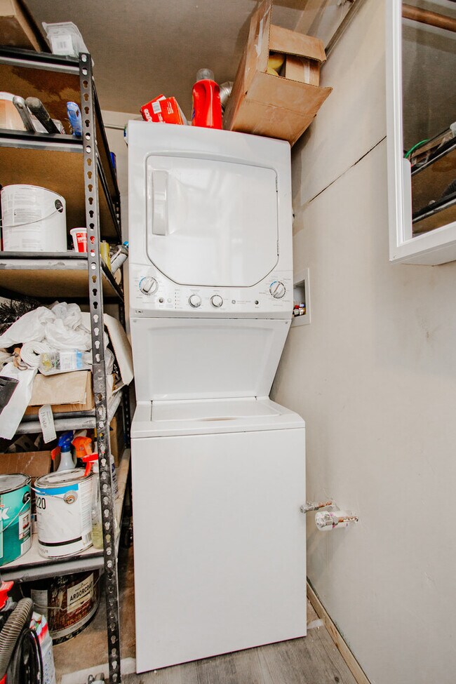 Building Photo - 622 W Briar Pl