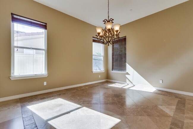 Building Photo - Beautiful 4 bedroom, 4.5 bathroom Home in the Varadero Community