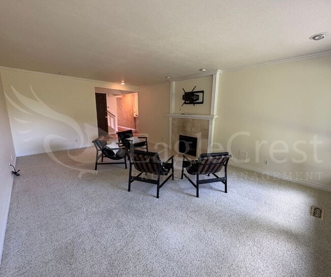 Building Photo - Three Bedroom Townhome Near Country Club G...