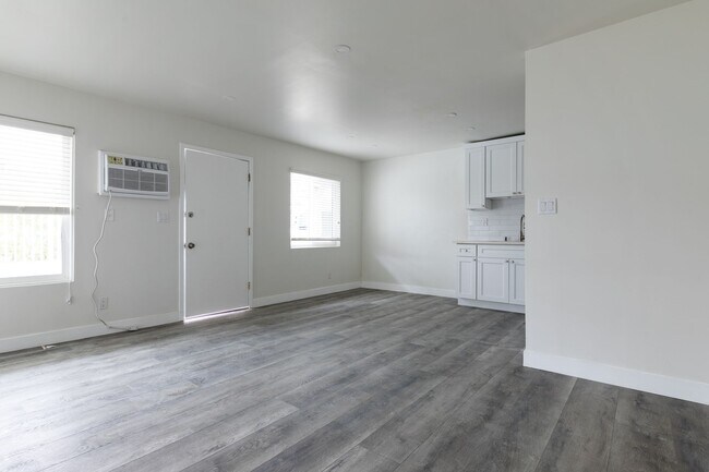 Building Photo - Newly Renovated 1 and 2 Bedroom apartments