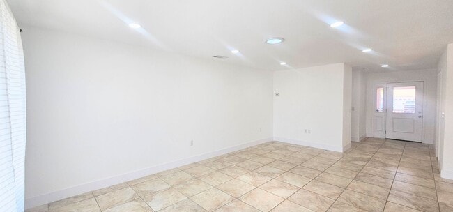 Building Photo - Single Story Senior Home - Newly Remodeled...