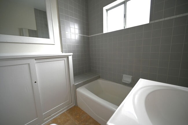 Building Photo - Charming 1 Bedroom Cottage in Ocean Beach