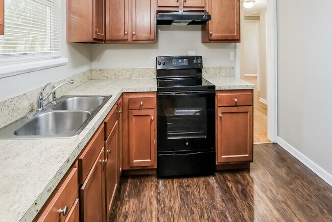 Building Photo - 6020 Woodside Dr