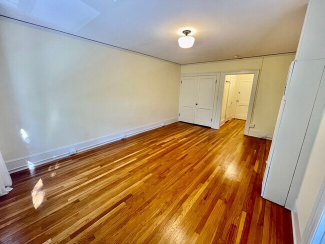 Building Photo - 1/2 Month Free! Cheerful, Spacious Studio ...