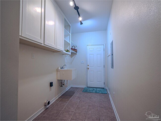 Building Photo - 4986 Vizcaya Dr