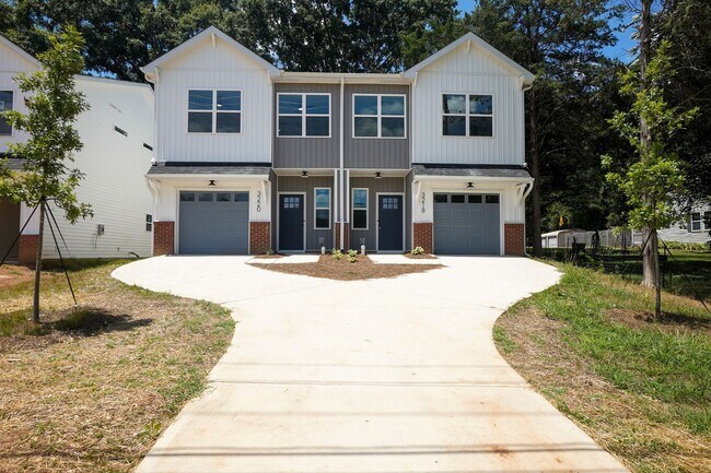 Building Photo - Brand New Duet Style Townhome in Charlotte!