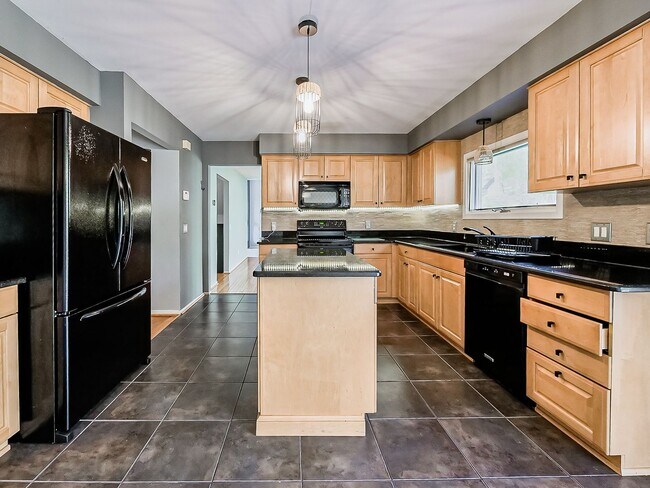 Building Photo - Welcome to this spacious single-family hom...