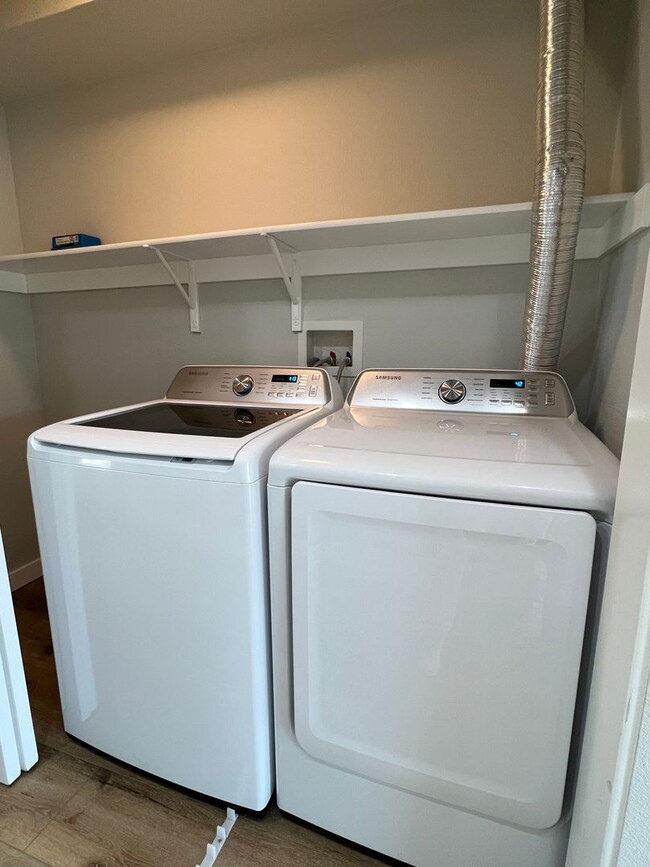 Building Photo - Beautiful, Modern, Upgraded 3 Bedroom 3 Ba...