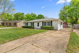 Building Photo - 2406 Yorkshire Dr SW