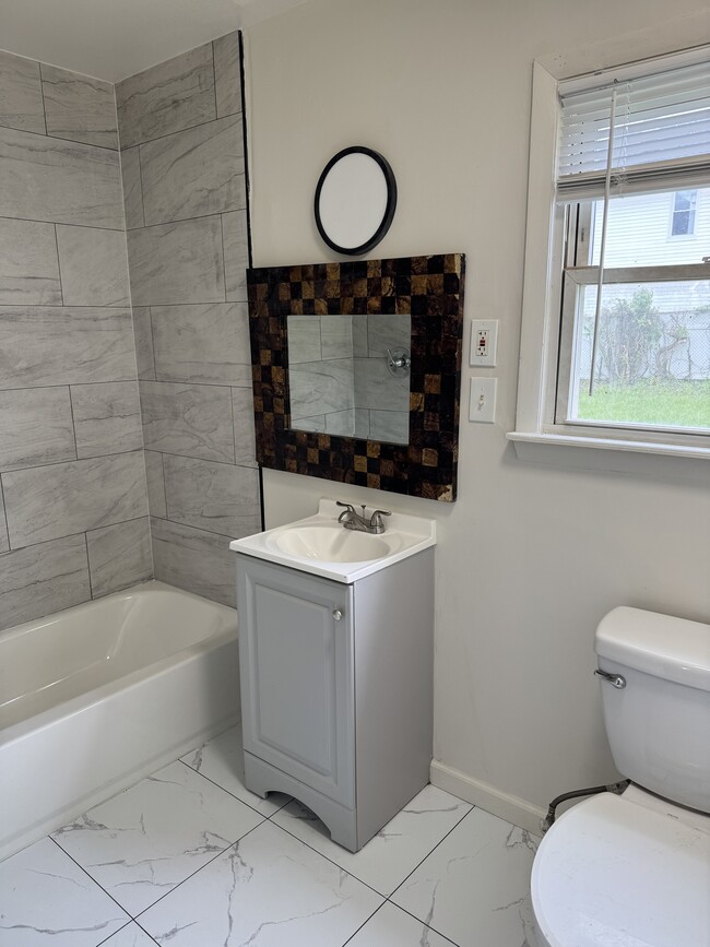 Building Photo - 924 N Kresson St