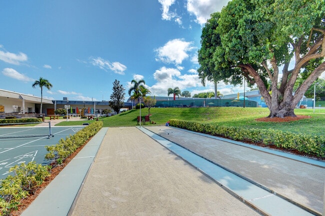 Building Photo - 2840 Lake Osborne Dr