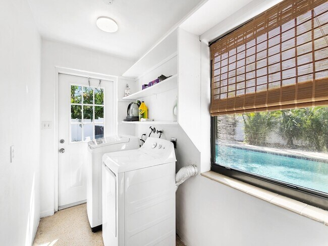 Building Photo - 413 NE 25th Ave