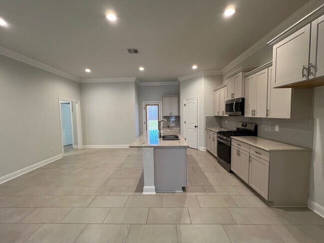 Building Photo - 9922 Stratford Dr