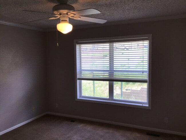 Building Photo - Beautiful 2bd 1.5 bath town home for rent ...