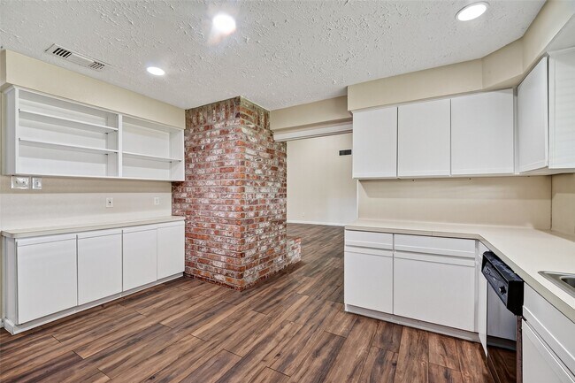Building Photo - 711 Leicester Ln