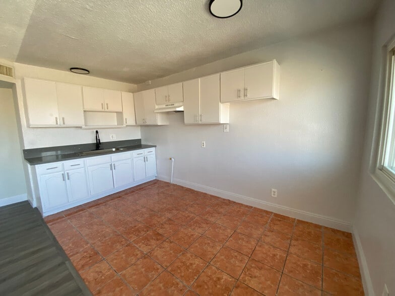 Building Photo - 1226 W 98th St