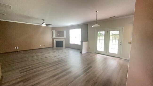 Building Photo - 4 Bedroom 2.5 Bath Home Located In Buckshi...