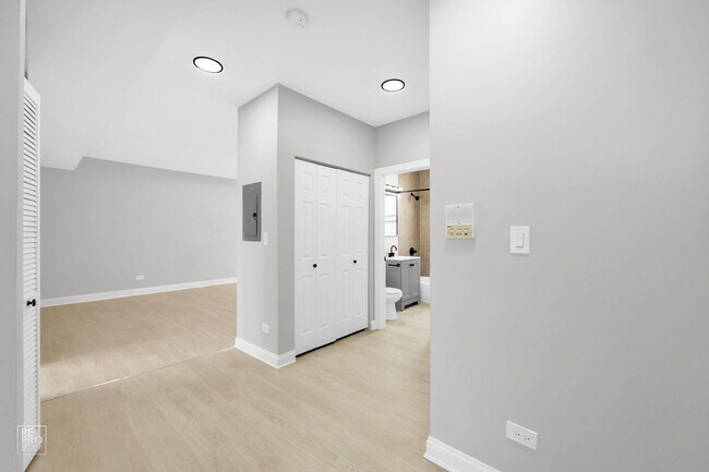 Building Photo - 310 N Menard