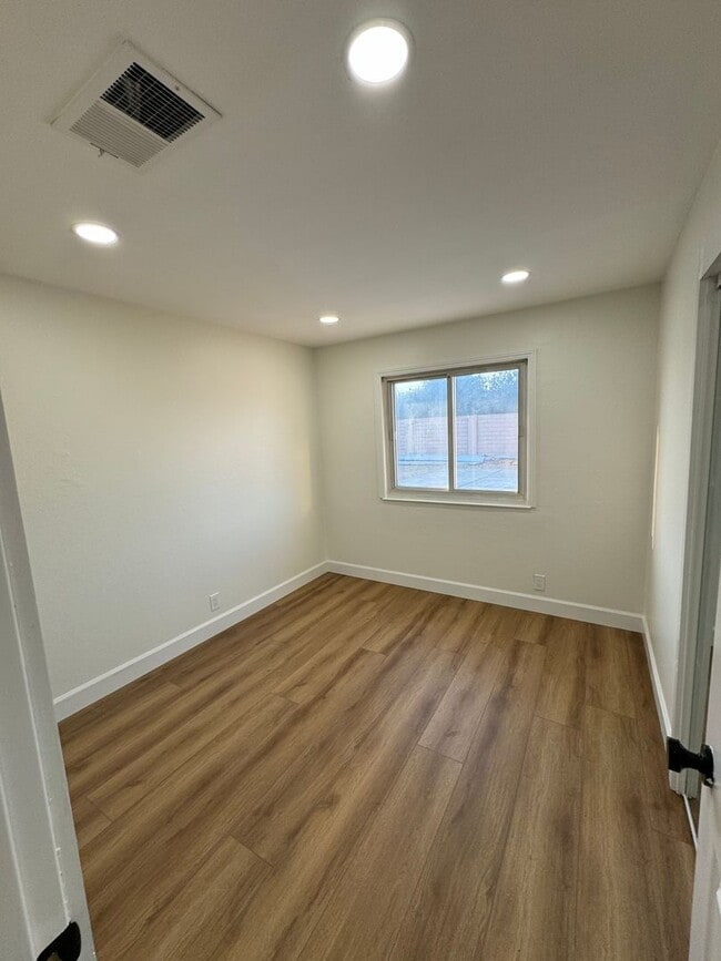 Building Photo - Beautiful 3 Bedroom 2 Bathroom Single fami...
