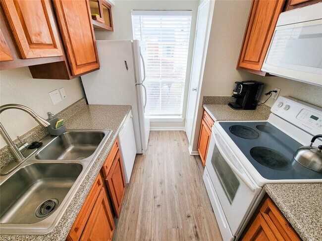 Building Photo - 3506 Cove View Blvd