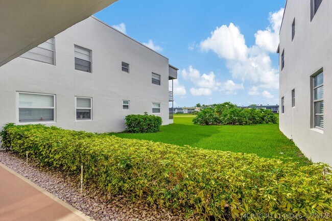 Building Photo - 185 Normandy Ln