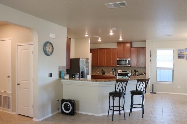 Building Photo - 321 Parrot Tulip View